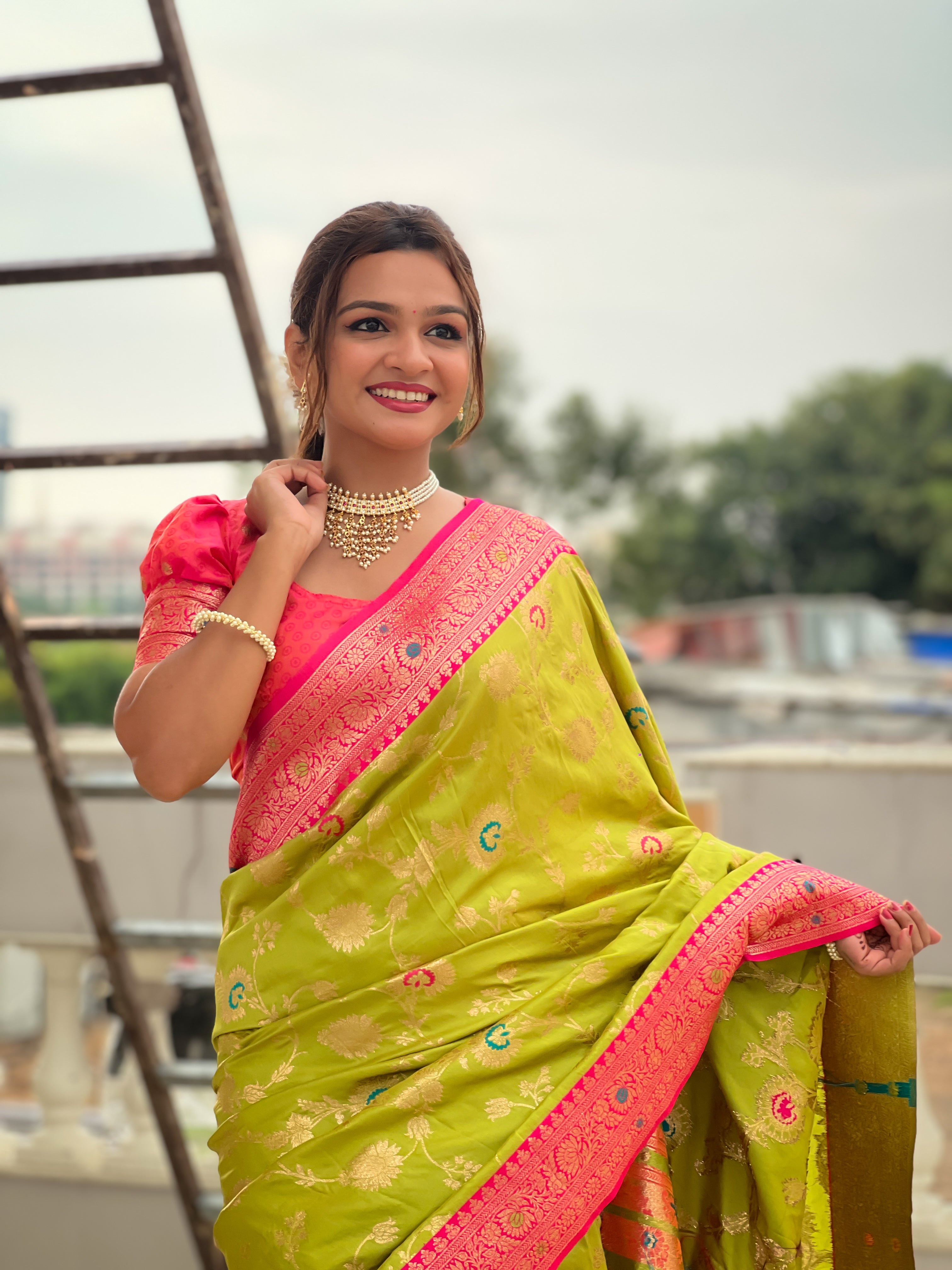 Soft Banarasi Silk Saree with Zari Weaving & Meenakari Work – Rich Pallu & Contrast Border