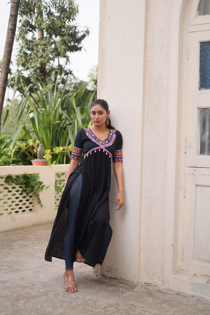 Rayon Kutchi Gamthi Work Kurti with Elegant V-Neck & Cotton Lining – Festive & Ethnic Wear